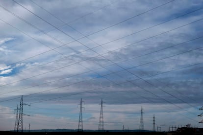 Tendido eléctrico a las afueras de Sevilla.