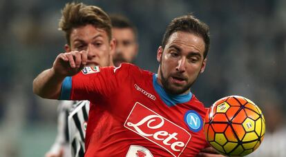 Higuaín, en un duelo ante la Juve en febrero de 2016.