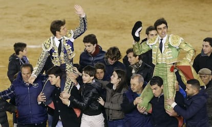 Los diestros Julián López, 'El Juli', y Miguel Ángel Perera salen a hombros tras haber cortado cuatro y dos orejas respectivamente en la séptima corrida de la Feria de Fallas.