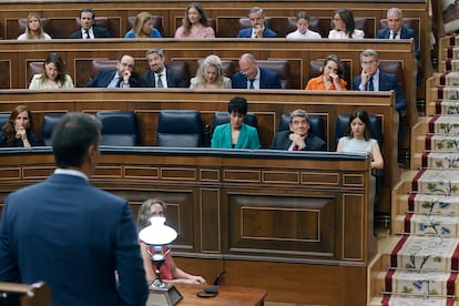 La bancada del PP (de la fila en el centro de la imagen, hacia arriba) escucha la intervención del presidente del Gobierno, Pedro Sánchez, en la sesión de control al Ejecutivo en el Congreso, este miércoles.