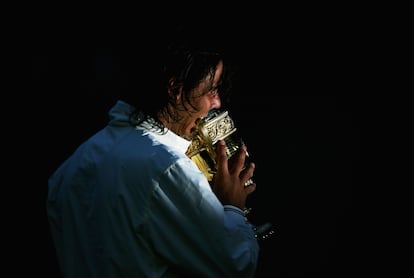 Rafael Nadal bites the Wimbledon trophy, July 6, 2008.