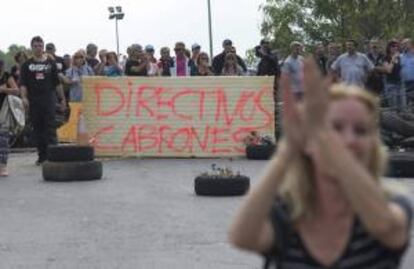 Trabajadores de la planta de Panrico en Santa Perpètua de Mogoda, bloquean el acceso a la fábrica para reclamar el abono íntegro de la paga de septiembre.