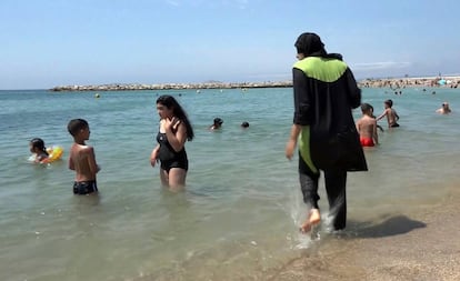 Una mujer con un burkini en Marsella. 