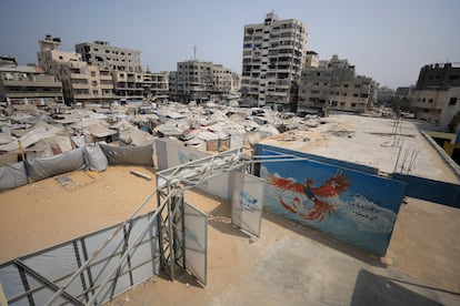 El Conservatorio Nacional de Música Edward Said nació en Cisjordania y hace 13 años abrió una sede en la Franja de Gaza, donde se enseñaba desde música clásica hasta géneros populares. Aunque las clases se detuvieron a raíz de los ataques de Israel en respuesta a la ofensiva de Hamás el 7 de octubre de 2023, los profesores retomaron su trabajo a principios de 2024. El Gaza College, una de las sedes donde imparten clases, ha sido objeto de múltiples ataques. En la fotografía, una vista desde el Gaza College de las tiendas de campaña donde los palestinos desplazados se refugian, el 12 de agosto de 2025. 