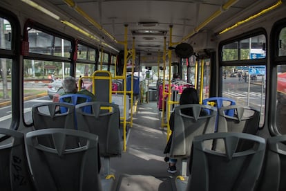 El interior de uno de los autobuses que sirven de apoyo durante la remodelación de la línea 1 del Metro de Ciudad de México, el 7 de julio de 2022.