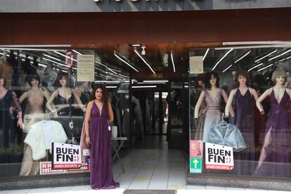 Maniquíes en la vitrina de una tienda de ropa con letreros de El Buen Fin, en Ciudad de México (México).