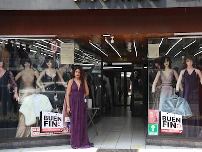 Maniquíes en la vitrina de una tienda de ropa con letreros de El Buen Fin, en Ciudad de México (México).