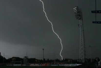 Un rayo cae cerca del estadio Mogosoaia.