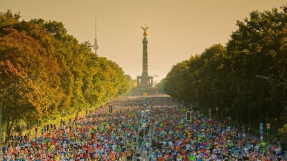 El maratón de Berlín atraviesa el Tiergarten, con la columna de la Victoria como telón de fondo.