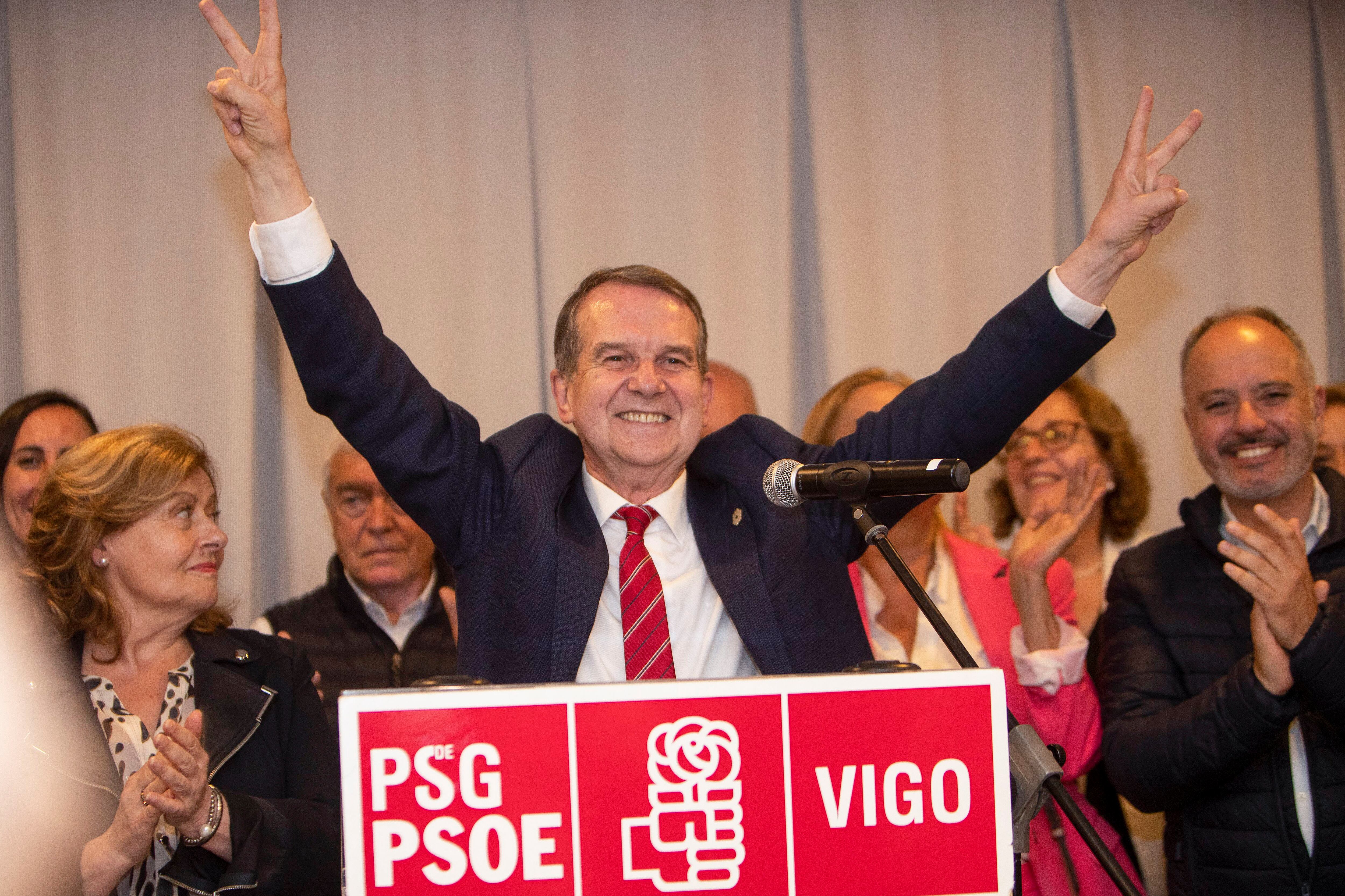 El alcalde de Vigo, Abel Caballero, durante su comparecencia tras conocerse los resultados en las elecciones celebradas este domingo.