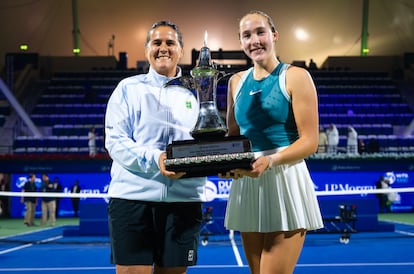 Conchita y Andreeva posan con el trofeo en Dubái.