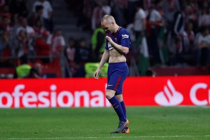 La magia, la finta, el regate y su visión periférica que le permite dirigir la orquesta del FC Barcelona como lo hizo esta noche ante el Sevilla FC. Iniesta movió al FC Barcelona a la velocidad que él quiso. En la imagen, Iniesta abandona el campo de juego después de ser sustituido.