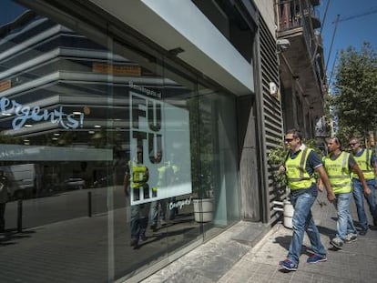 Agentes de la Guardia Civil entrando en la sede de CDC.