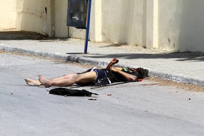 El cuerpo de uno de los terroristas permanece en el suelo tras ser abatido por la policía en Susa (Túnez).