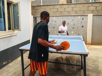 Uno de los pacientes comparte y juega al tenis de mesa con los trabajadores del centro Adicare