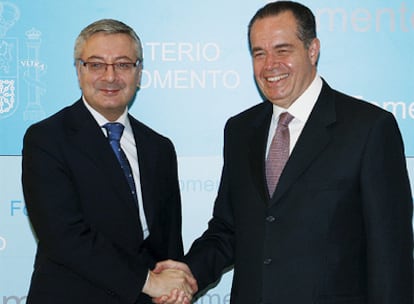 El ministro de Transporte de Egipto, Mohamed Mansour, con el ministro de Fomento, José Blanco, durante su encuentro el martes en Madrid