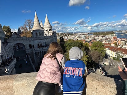 Daniela y Oliver, hijos de Adrián Rodríguez y Gosi Bendrat, autores del blog 'Mola Viajar', en el Bastión de los Pescadores de Budapest (Hungría).