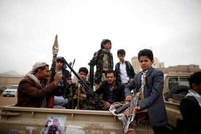 Varios hombres subidos en la parte trasera de un camión mientras asisten a una reunión tribal para mostrar apoyo al movimiento Houthi, en Sanaa (Yemen). 