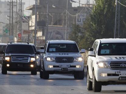 El convoy de la ONU, en la ciudad libanesa de Taanayel tras salir de Siria.