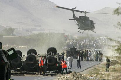 Un helicóptero sobrevuela la zona del atentado en Kabul que ha costado la vida a un soldado italiano.