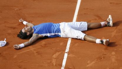 El tenista español Rafael Nadal celebra su victoria frente al suizo Roger Federer en la final torneo Roland Garros, en 2006.