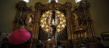 Momento de la bajada del cuadro de la Virgen de la Paloma.