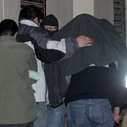 Registro policial en una tienda del barrio madrileño de Lavapies, propiedad de uno de los detenidos.