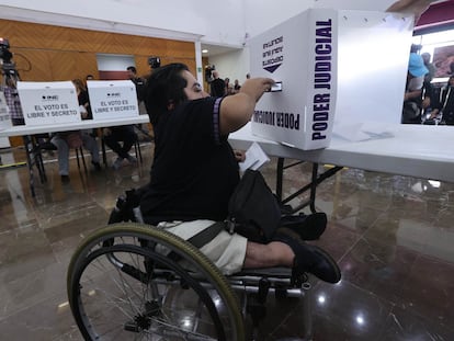 Simulacro electoral de la Elección Judicial para personas con discapacidad en las instalaciones del INE, en Ciudad de México, el 6 de mayo.
