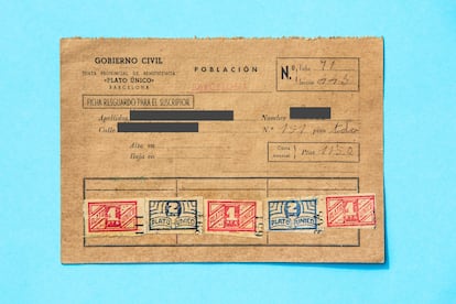 Tarjeta con cupones de racionamiento de la junta de racionamiento de Barcelona - ©Gorka Lejarcegi