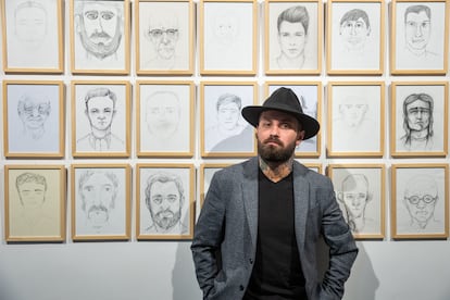 El artista Abel Azcona posa durante la rueda de prensa de presentación de la exposición 'Volver al padre', en la Sala Amós Salvador de Logroño, en 2022.