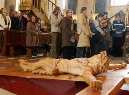 Jóvenes polacos rezan en una iglesia de Wadowice.