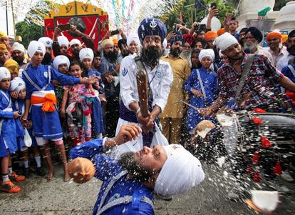 Devotos Sikh durante las celebraciones del 414 aniversario de la instalación del Guru Granth Sahib, el libro religioso de los sijs, en Amritsar (India).