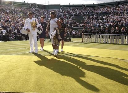 Federer y Nadal abandonan la pista tras disputar la final de Wimbledon, ganada por Federer. 08/07/2007