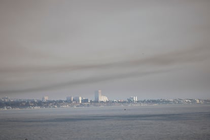 Tras 48 horas ardiendo, las nubes de humo del incendio 'Palisades' se expanden por todo Los Ángeles, en este caso en una vista de la costa de Santa Mónica desde Malibú.