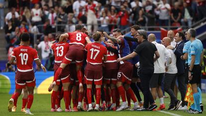 La selección suiza celebra el tanto de Duah, el primero del partido.