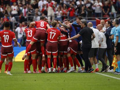 La selección suiza celebra el tanto de Duah, el primero del partido.