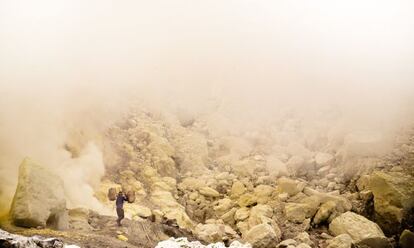 Un trabajador carga con azufre en el volcán Kawah Ijen, en la isla de Java.