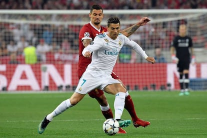 Cristiano Ronaldo controla la pelota ante el defensa del Liverpool Dejan Lovren.