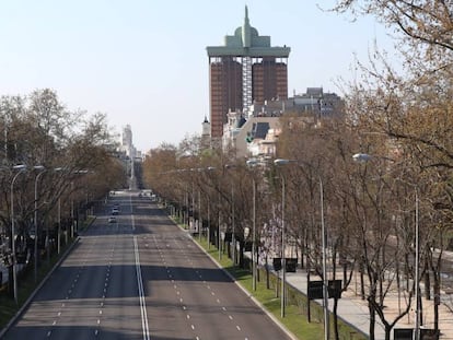 La ciudad de Madrid, prácticamente vacía por el cierre de tiendas y servicios de hostelería por el coronavirus.