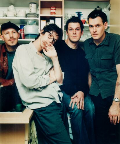 Hefner en una foto de promoción. En primer plano, con camisa, su cantante y líder, Darren Hayman.