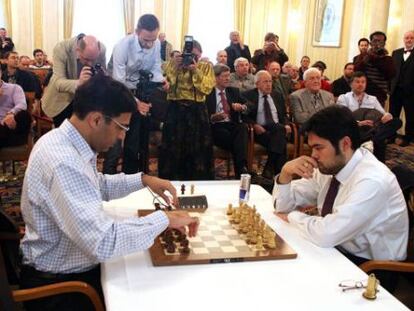 Anand termina de situar las piezas antes de la partida r&aacute;pida que perdi&oacute; ante Nakamura.