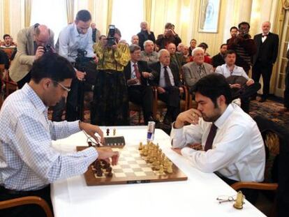 Anand termina de situar las piezas antes de la partida r&aacute;pida que perdi&oacute; ante Nakamura.