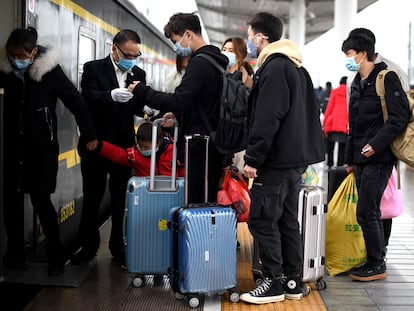 Viajeros en la estación de tren de Macheng, en Hubei, este viernes.