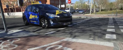 Un coche de autoescuela, haciendo prácticas esta mañana en Alcorcón.