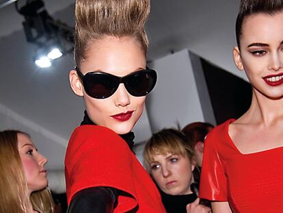 <b>La hora del recogido
</b>Mujer poderosa, <i>sexy,</i> sofisticada y provocadora que no teme utilizar diversos productos de peinado. La firma Issa apuesta en su desfile por un moño altísimo y muy tirante para conseguir un efecto <i>lifting</i> en el rostro.