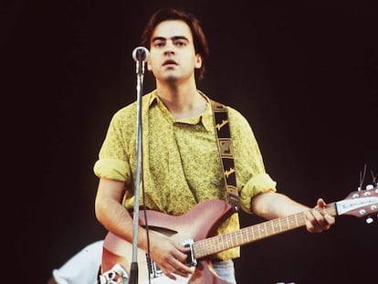 Enrique Urquijo en un concierto de Los Secretos en el Parque de Atracciones de Madrid, en agosto de 1989.
