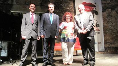 De izquierda a derecha, el editor Josep Gregori, el alcalde de l&rsquo;Olleria, Conxa Rovira, y el president de la Mancomunitat.