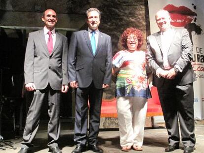 De izquierda a derecha, el editor Josep Gregori, el alcalde de l&rsquo;Olleria, Conxa Rovira, y el president de la Mancomunitat.