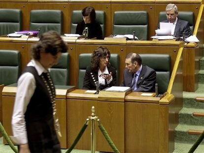 El <i>lehendakari</i>, Juan José Ibarretxe, con su vicepresidenta, Idoia Zenarruzabeitia, ayer en el pleno.