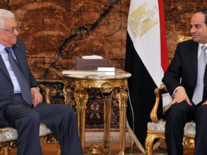 Abdel Fattah al-Sissi durante una reunión con Mahmud Abbas en El Cairo.